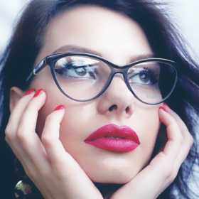 Pokud máte srdíčkový obličej, rozhodně vyzkoušejte brýle pro „kočičí oči“.