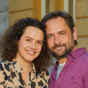 Manželé Iva a Vítek Klímovi se přestěhovali do Prahy, kde Vítek dostal nové místo. Iva to ale s prací tak jednoduché nemá. Rozhodne se podnikat, nebo to vzdá? Děti to zatím mají jednodušší, ale brzy i ony budou muset řešit nečekané problémy.