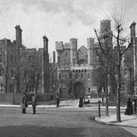 V největším ženském vězení západní Evropy Holloway se Flora Drummondová ocitla hned několikrát.