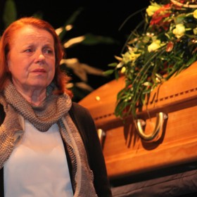 U rakve držela čestnou stráž řada hereckých kolegů a kolegyň Jiřiny Jiráskové, třeba Iva Janžurová...