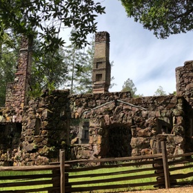 Vlčí dům Jacka Londona měl být opravdu skvostným sídlem. Bohužel se dobrodruhovy sny rozplynuly ještě dříve, než se sem mohl nastěhovat. Zdravotní problémy jeho majitele už nedovolily stavbu zrekonstruovat... 