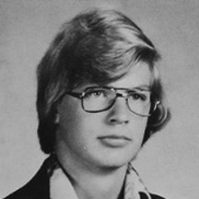 Na střední škole propadl alkoholu a temným sexuálním představám.
