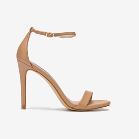 Klíčem k úspěchu je kostýmek doplnit o vysoké boty, ideální volbou jsou páskové sandály.
