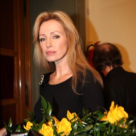 Přesně v 10 hodin začali do sálu Vinohradského divadla mířit první lidé včetně známých osobností. Na snímku herečka Kateřina Brožová.