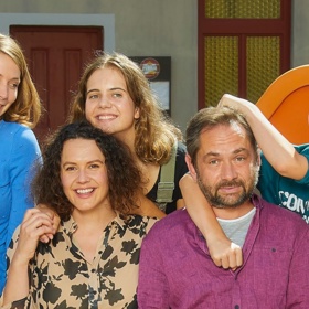 Klímovi jsou pohodová rodina se třemi dětmi. Filip Čapka, představitel tatínka Vítka, má ve skutečnosti manželku, dceru, tři psy a dvě kočky.