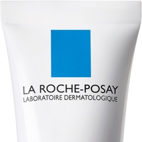 Velmi častým problémem bývají také černé tečky. I s nimi správně vybraná kosmetika zatočí.