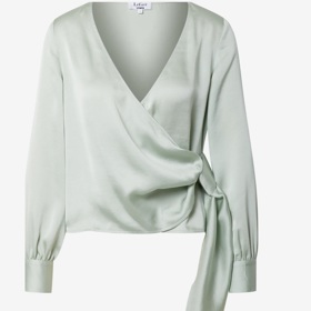 „Přesýpacím hodinám“ vždy sluší zavinovací halenky a šaty.
