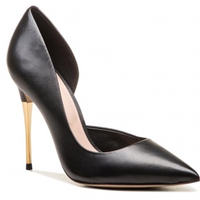 Ráda je vždy doladí opravdu vysokými lodičkami, které prodlužují siluetu.
