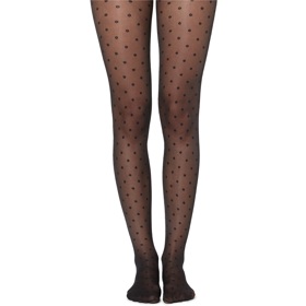 Často je ladí s výrazným prvkem, například puntíkatými punčochami.
