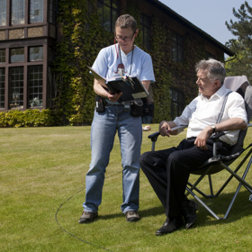 Vyšetřuje se pěkně postaru: výslechy, a pokud je to nutné, dojde i na přiměřené násilí.