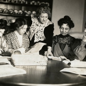 Ženy se scházely v domácnostech a plánovaly svoje další akce. 