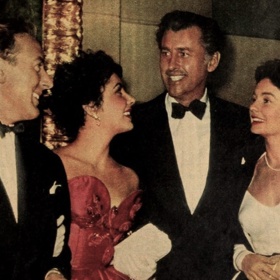 Na snímku z roku 1952 jsou zleva – Michael Wilding, Elizabeth Taylor, Stewart Granger a Jean Simmonsová.