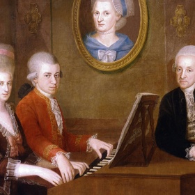 Wolfgang Amadeus a jeho sestra Anna Marie (na obraze se svým otcem Leopoldem a matkou vyobrazenou v rámu na zdi) byli geniální děti. Víc se ale z této dvojice prosadil Wolfgang.