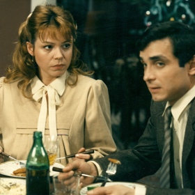 Manželský pár si zahrála na první pohled nesourodá dvojice herců Dagmar Veškrnová a Oldřich Kaiser.
