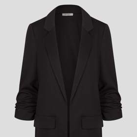 Trendy bude i klasické černé sako, které se dá kombinovat s čímkoli, například s cigaretovými nohavicemi.