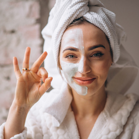 Mimo genetiky má na tvorbu akné vliv také používaná kosmetika. Hledejte takové produkty, které jsou vhodné pro problematickou pleť.