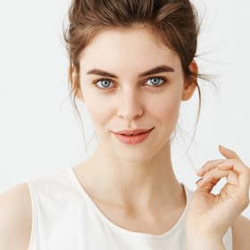 Šedé oči mívají osoby, které berou vše vážně.