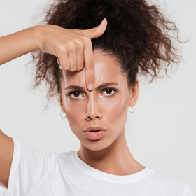 Vrásky na čele jsou často důsledkem špatné životosprávy, mračení nebo stresu.
