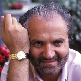 Módního návrháře Versaceho...