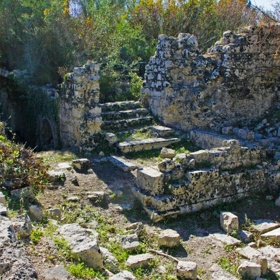 Ruiny paláce Landolina ve městě Noto Antica.