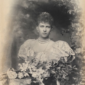 Královna Sofie byla milá „obyčejná“ žena. Velmi dobře si rozuměla se svojí matkou, milovala svoje děti a snažila se zapadnout do života ve své nové vlasti. Za války pomáhala chudým a raněným. Přesto jí Řekové nemohli odpustit, že pochází z Německa, a tchyni se zpočátku nezdálo její vyznání. 