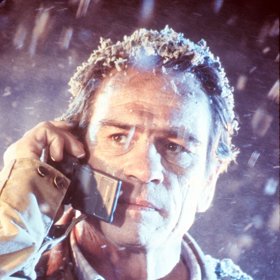 Sopečný popel obstaraly roztrhané a spálené noviny.