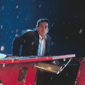 Nabídku na hlavní roli dostal i Ed Harris či Bill Pullman. Zvítězil Tommy Lee Jones, a tak se musel ve filmu Sopka vydat do ulic Los Angeles a přeprat žhavou lávu.