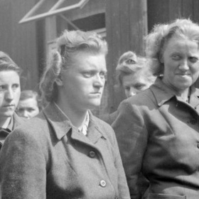 Povolení k návštěvě nevěstince vydávali dozorci a dozorkyně. Jednou z nich byla například krutá dozorkyně z Osvětimi (Auschwitz) Elisabeth Volkenrathová. Na snímku jde ve druhé řadě blíže k objektivu.