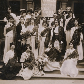 O svá práva se na přelomu devatenáctého a dvacátého století braly ženy po celém světě a Anglie nebyla výjimkou. Do jejich čela se postavila pouhých 155 centimetrů vysoká Flora McKinnon Drummondová (uprostřed). Zaplatila za to několikerým pobytem ve vězení i bídným koncem života. 