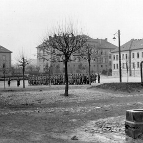 Pohled na kasárenskou budovu a dvůr ve Vršovicích, jedné z nových čtvrtí Velké Prahy.