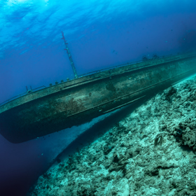 Německý fotograf Tobias Friedrich pořídil záběr vraku na Bahamách a pokud si všimnete potápěče vlevo, pochopíte, proč porotu uchvátil i motiv Davida a Goliáše.