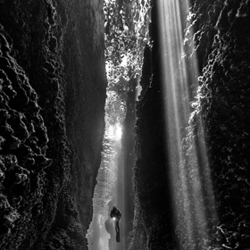 Australanka Diana Fernie využila na své úžasné fotografii bohaté spektrum odstínů černé a bílé. Foceno na Šalamounových ostrovech.