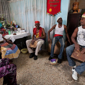 Santerové během rituálu Cajón de Muertos. Věří, že každý člověk má svého oríšu – strážného anděla.