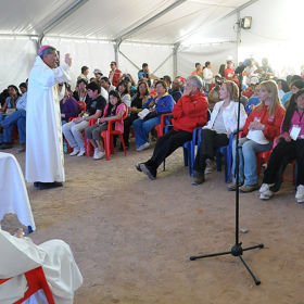 Na místě probíhaly i mše za záchranu mužů.