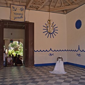 Minimalistická svatyně Santeríe v Trinidadu.