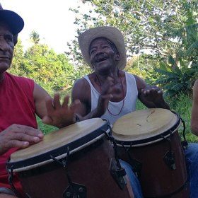 Součástí rituálů je také energické bubnování.