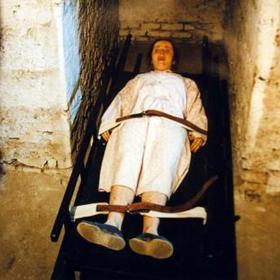 Johanka je inspirována skutečnou postavou, jen s tím rozdílem, že v reálu dívka neuhořela, nýbrž si zlomila vaz.