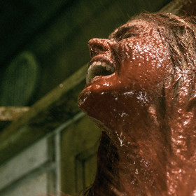 Tvůrci se rozhodně nezastavili před ničím a jenom na výrobu jedné scény spotřebovali až 190 000 litrů umělé krve.