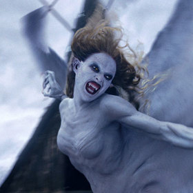 Scény z Drákulova sídla byly natočené na hradě Pernštejn.