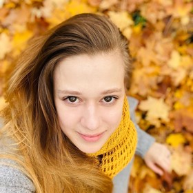 Herečka Tereza Těžká je česká herečka, která sehrála jednu z hlavních rolí v dokumentu V síti o sexuálních predátorech na internetu.