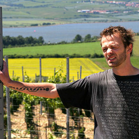 2Bobule rozvíjejí příběh z vinařské Moravy. Jirka si myslí na jednu hezkou dívku, jejíž otec však má o budoucím ženichovi zcela jiné představy.