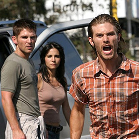 Příběh je ale podáván z pohledu trojice mladíků, kteří si vyrazí za zábavou do Mexika.