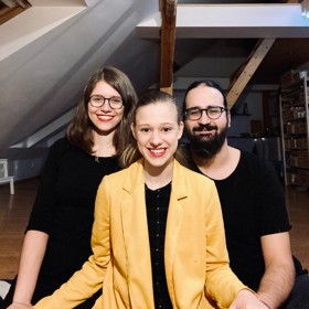 Tereza Těžká má totiž manžela Honzu, přítelkyni Anetu a přítele Petra. Všichni o sobě vědí, znají se a mají se rádi.