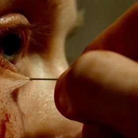 Velká část hrůzy působí realisticky. Vsadilo se na klasické triky jen s minimem počítačových úprav.