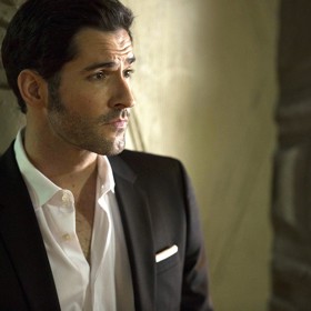 Někdy v Luxu usedne za piano a baví hosty sám. Text každé písně pojednává o Bohu, Ďáblovi či pekle.