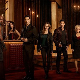 Americký seriál Lucifer pojednává o pánu pekel, který se doma nudí, a tak vyrazí do Los Angeles, v němž si otevře noční klub Lux.