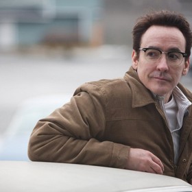 Herec John Cusack je ve filmu Zmrzlá zem až neuvěřitelně podobný skutečnému vrahovi Robertu Hansenovi, který prý v lesích Aljašky znásilnil a zavraždil až 21 žen.