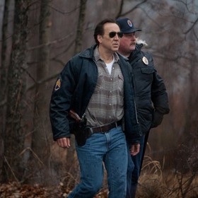 Změna rolí. V Con Airu Cusack zatýkal Nicolase Cage, ve Zmrzlé zemi je to naopak.