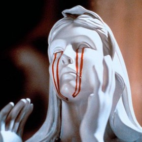 Mnoho scén připomíná kultovní horor Vymítač ďábla.