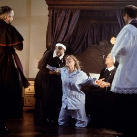 „Opravdu může Bůh nějaké ženě takto ublížit?“ ptala se sama sebe herečka Patricia Arquette před začátkem natáčení snímku Stigmata, v němž jako živelná mladá žena jednoho dne začne trpět vědou nevysvětlitelnými ranami na hlavě a rukou.